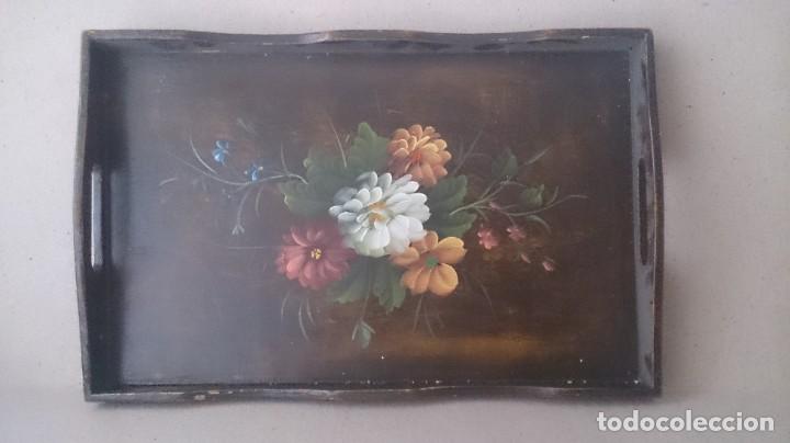 Antig&uuml;edades: Bandeja de madera con bodeg&oacute;n de flores al &oacute;leo - Foto 11