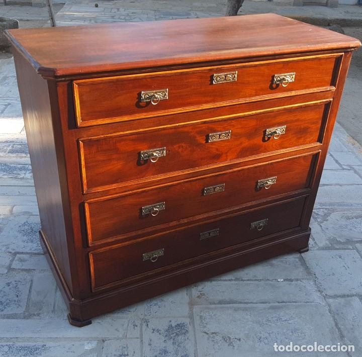 Antiques: C&oacute;moda de madera con gran espacio