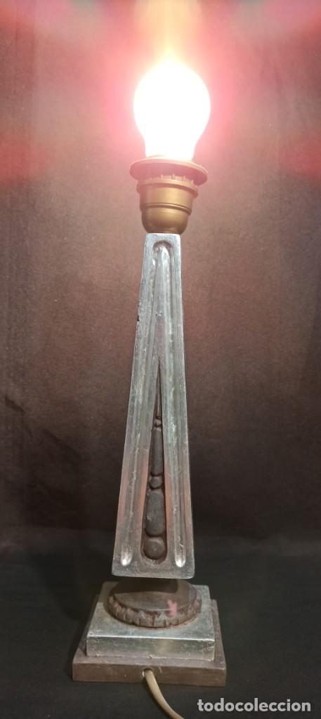 Antig&uuml;edades: Pie de l&aacute;mpara estilo cl&aacute;sico. Plata y burdeos. C17 - Foto 1