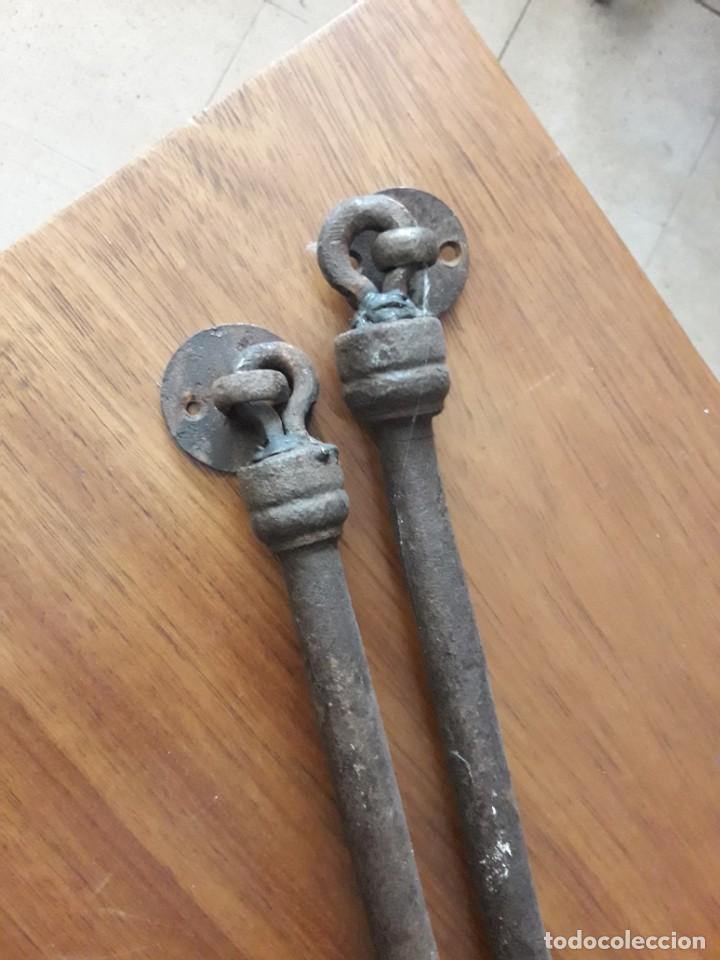 Antig&uuml;edades: Pareja de hierros de mesa - Foto 3