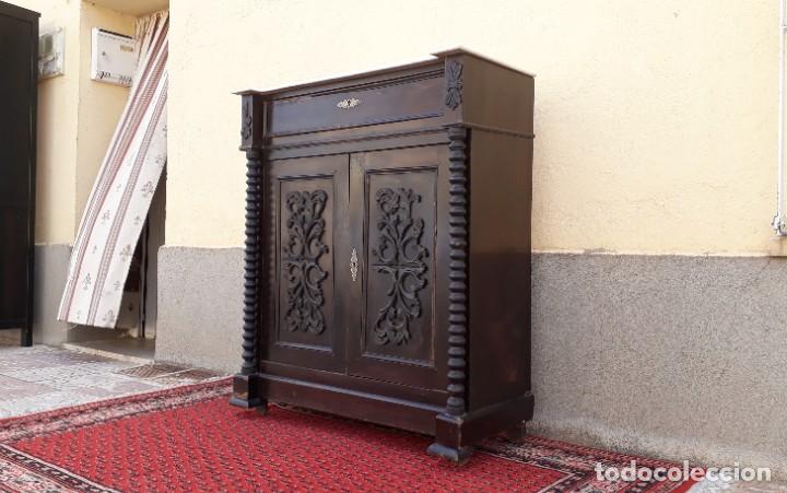 Mueble auxiliar antiguo estilo alfonsino. Aparador de entrada, recibidor,  entredós bufet estilo isabelino.