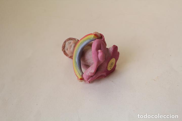 Antig&uuml;edades: figura resina duende arco iris - Foto 3