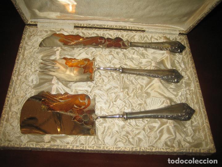 Antig&uuml;edades: BONITO Y ANTIGUO JUEGO DE CUCHILLO, TENEDOR Y PALA PARA SERVIR PASTELES - ACERO LACADO - A&Ntilde;OS 60