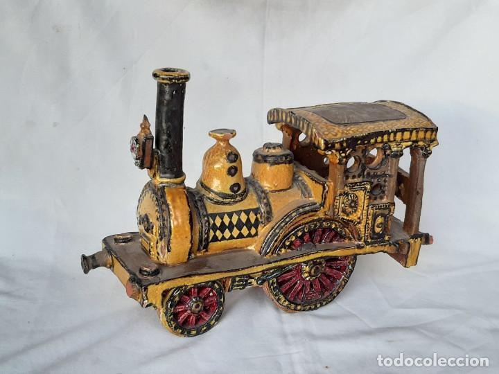 Antig&uuml;edades: Locomotora de Tren en cer&aacute;mica popular. Portugal o Extremadura.