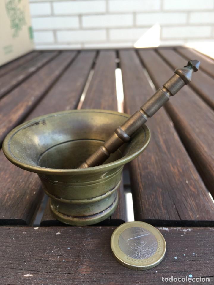Antig&uuml;edades: Almirez antiguo de bronce, mortero con mano. 152gr - Foto 1