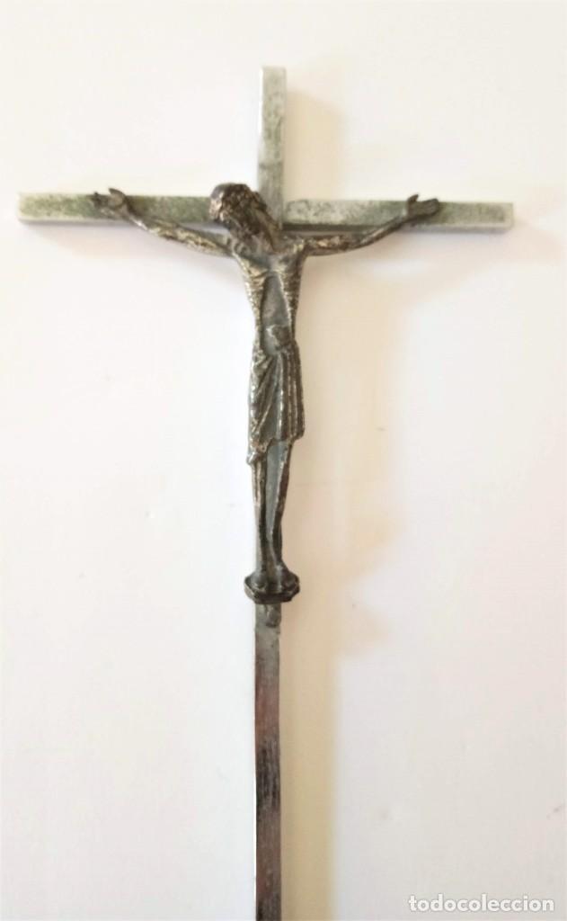 Antig&uuml;edades: Crucifijo metalico - Foto 2