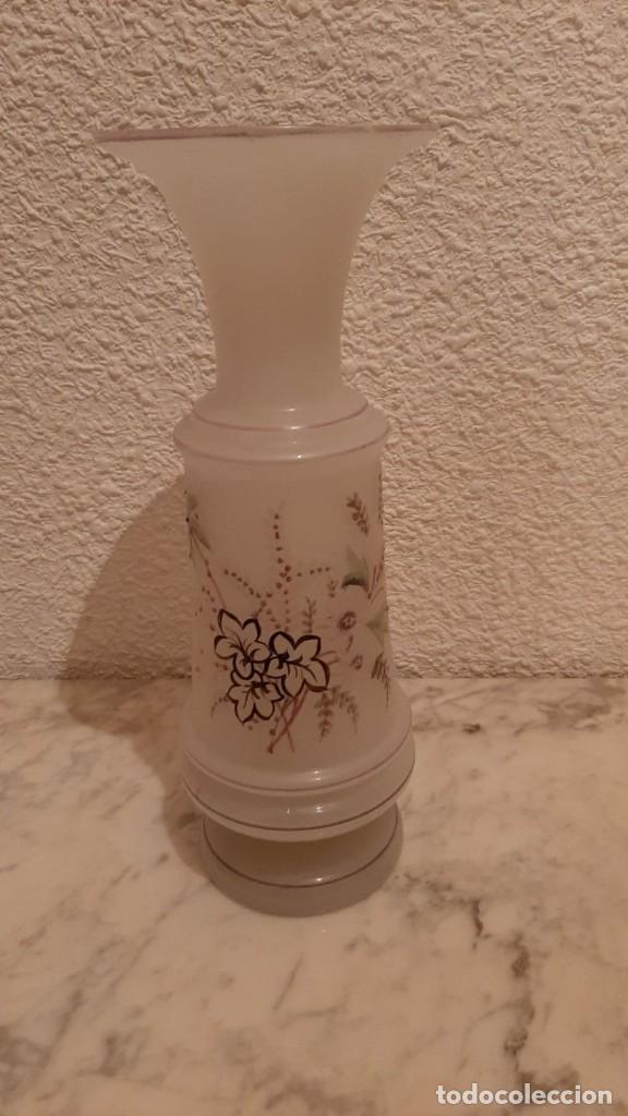 Antiquit&eacute;s: Antiguo jarr&oacute;n de cristal pintado a mano 25cm de altura