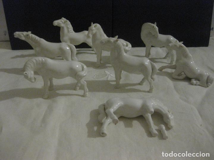 Antig&uuml;edades: SERIE DE 8 CABALLOS DE PORCELANA VIDRIADA.
