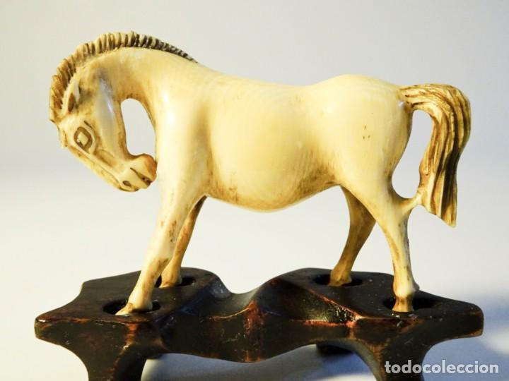 Antig&uuml;edades: Figura de caballo tallado en marfil - Foto 1