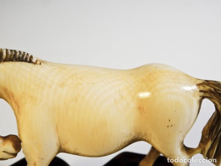 Antig&uuml;edades: Figura de caballo tallado en marfil - Foto 3
