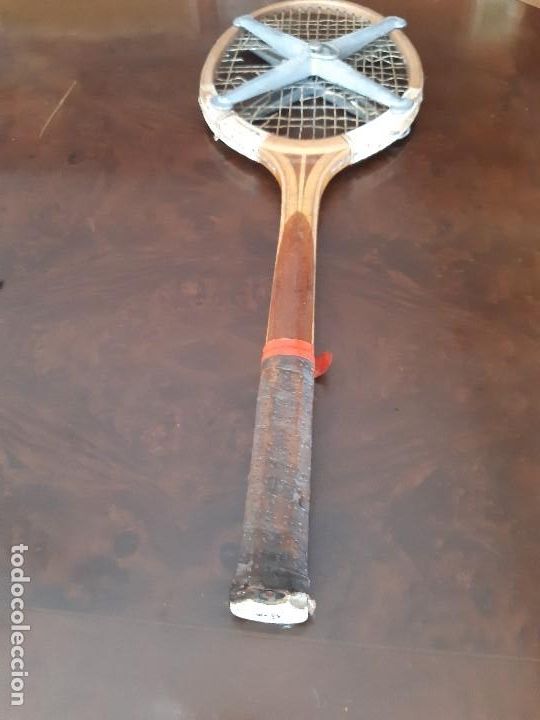 Antig&uuml;edades: MUY ANTIGUA RAQUETA DE MADERA, DUNLOP, CON COMPLEMENTO PARA QUE NO SE DEFORME.
