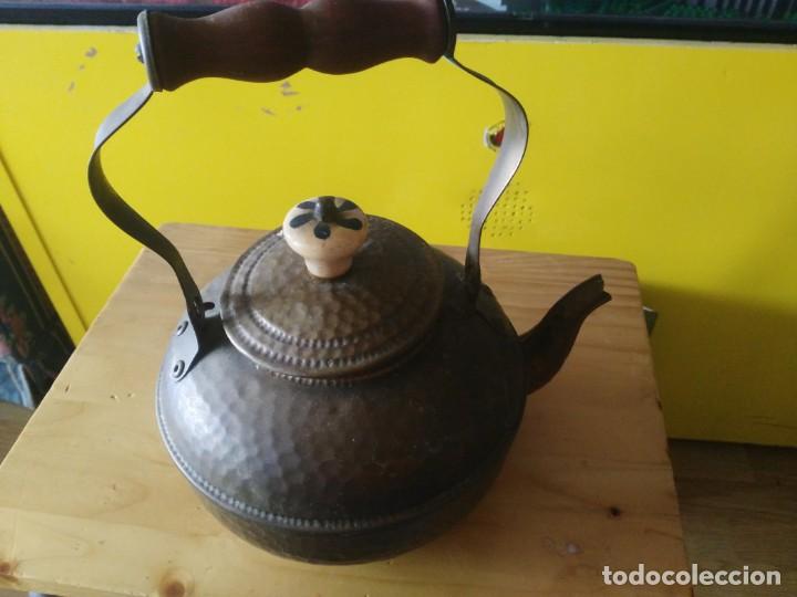 Antig&uuml;edades: TETERA LATON ASA DE MADERA - Foto 1