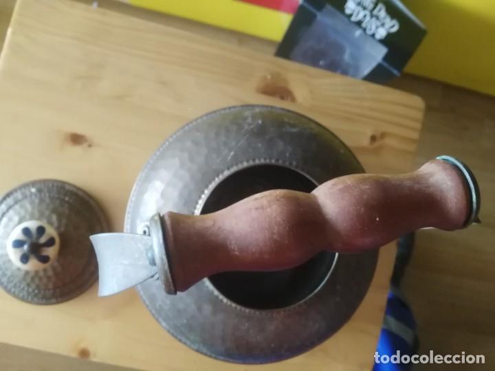 Antig&uuml;edades: TETERA LATON ASA DE MADERA - Foto 3