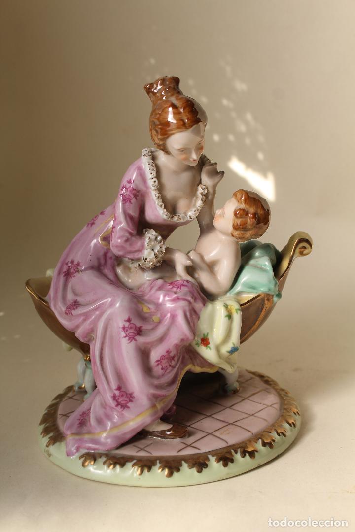Oggetti Antichi: figura antigua de porcelana madre lavando al ni&ntilde;o