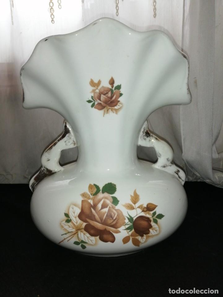 Antig&uuml;edades: Antiguo jarr&oacute;n de porcelana - Foto 1