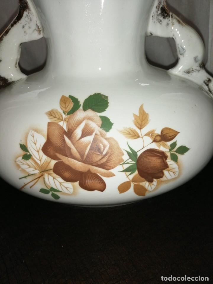Antig&uuml;edades: Antiguo jarr&oacute;n de porcelana - Foto 2