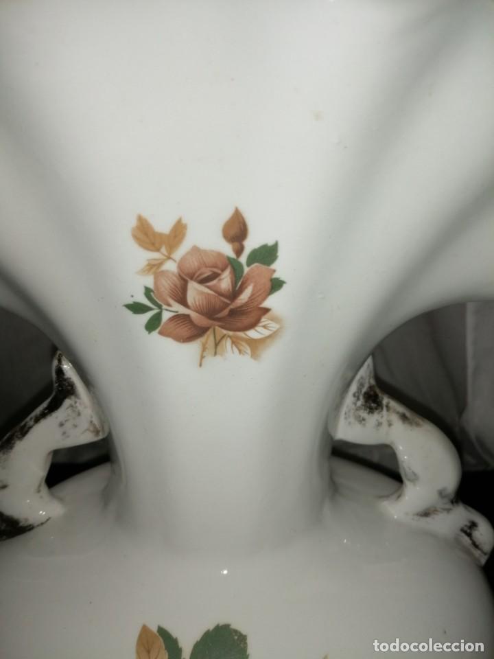 Antig&uuml;edades: Antiguo jarr&oacute;n de porcelana - Foto 3
