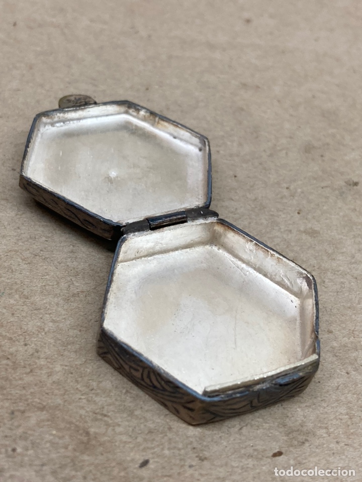 Antig&uuml;edades: Cajita de plata y n&aacute;car /K02 - Foto 2