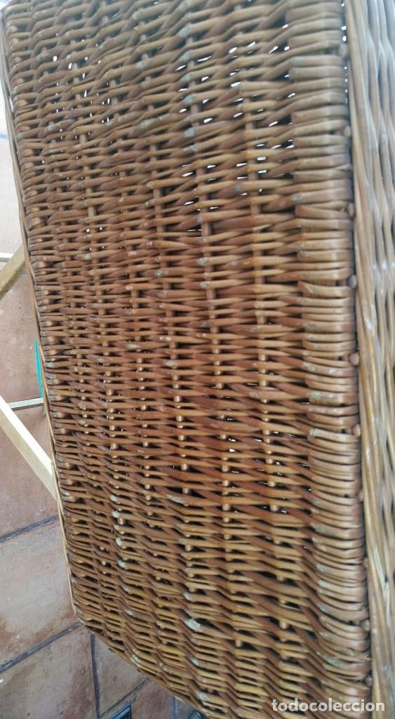 Antig&uuml;edades: ANTIGUA CESTA MALETA BA&Uacute;L MIMBRE. 65 x 38 x23 cm. 2 ASAS LATERALES.