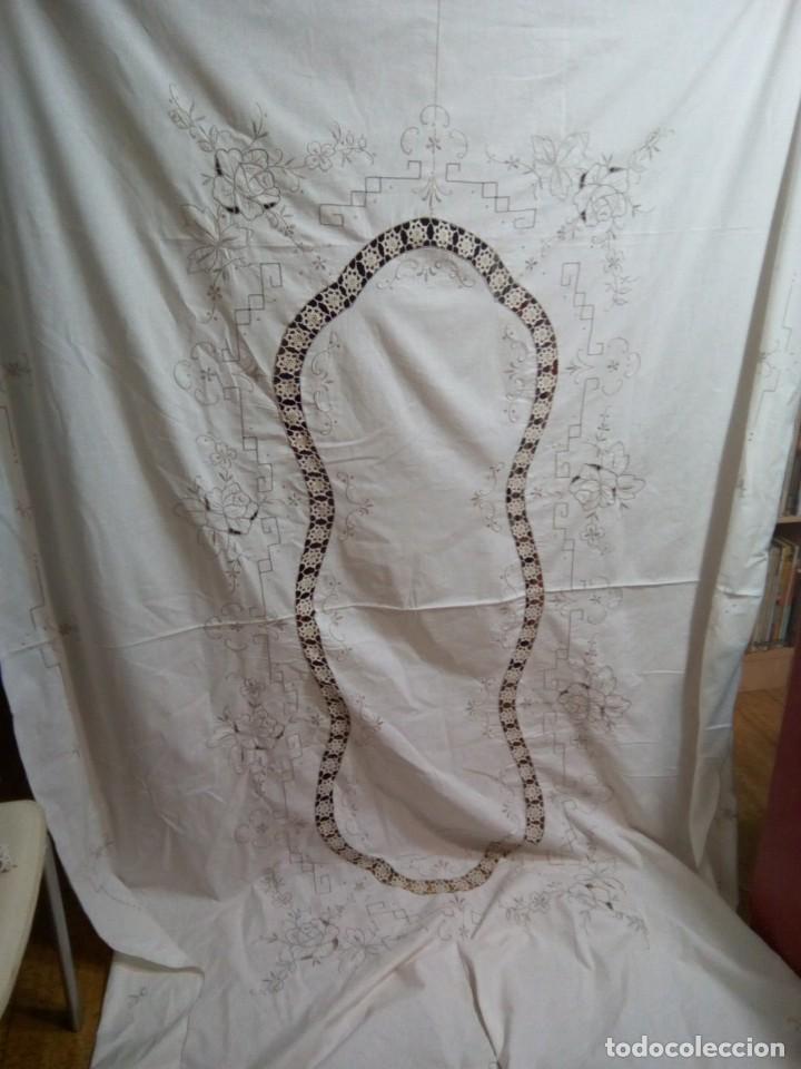 Antig&uuml;edades: * MANTEL BORDADO A MANO. 2,5 M. (Rf: E-15/g) - Foto 3