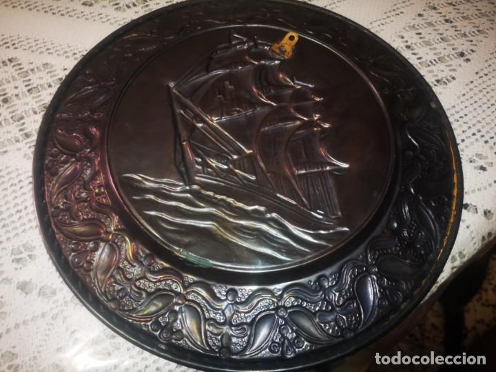 Antig&uuml;edades: Plato de cobre repujado hecho en holanda - Foto 2