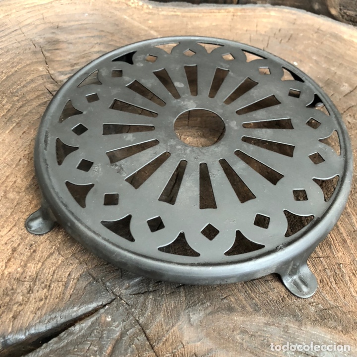 Antig&uuml;edades: Salvamantel antiguo de metal. Di&aacute;metro 18 cm