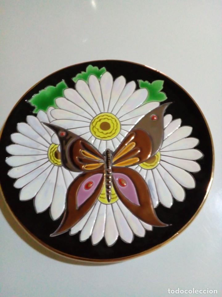 Antig&uuml;edades: bonito plato con relieve - Foto 3