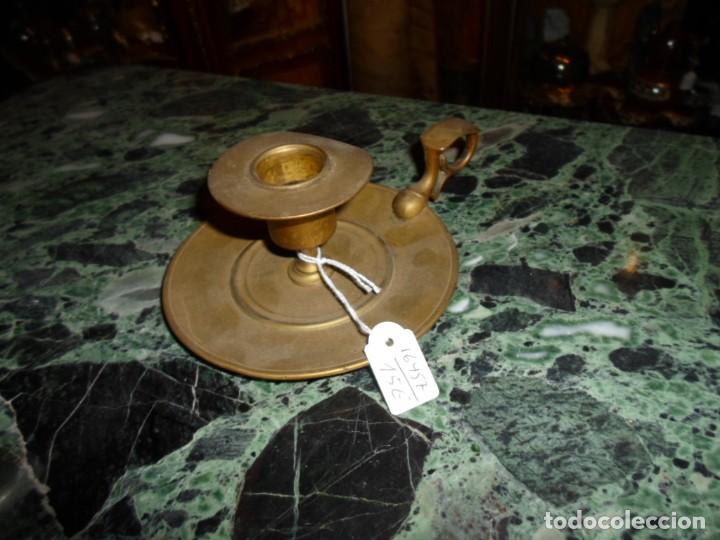 Antiquit&auml;ten: ANTIGUA Palmatoria de bronce con asa altura 6 cm. di&aacute;metro 12 cm. para vela 2 cm.