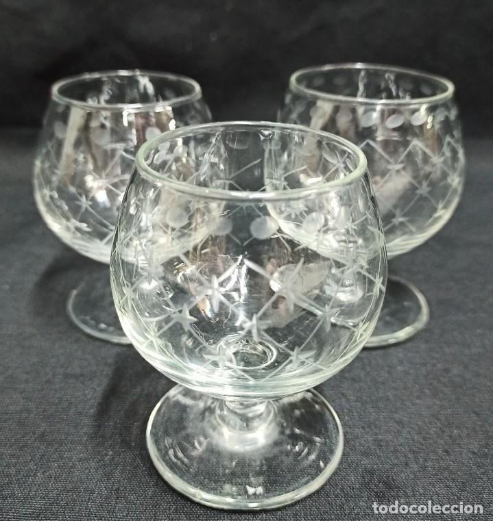 Antig&uuml;edades: 3 copas de brandy en cristal tallado. C15 - Foto 1