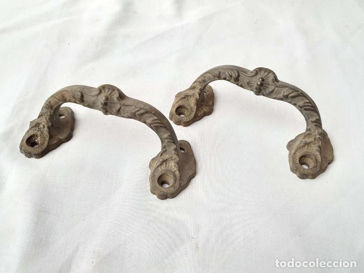 Antig&uuml;edades: Pareja de asas en bronce para mueble, comoda, etc. Siglo XIX.