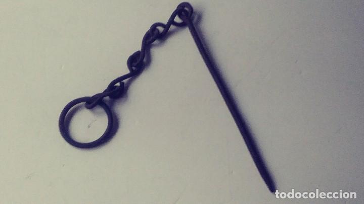 Antig&uuml;edades: argolla mulera de hierro con cadena - Foto 1