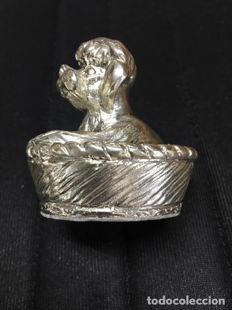 Antig&uuml;edades: Figura de perro en una cesta, recubierto de plata de ley