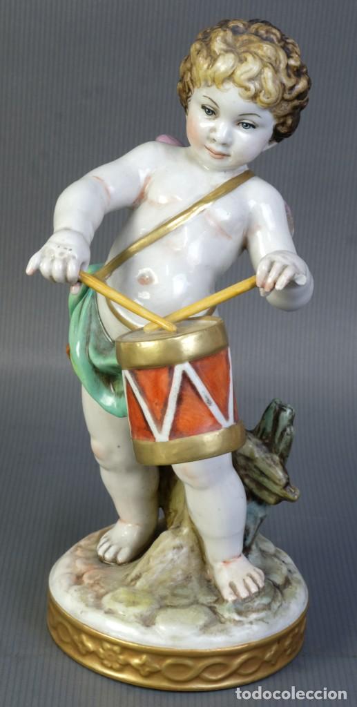 Antiguidades: &Aacute;ngel con tambor en porcelana policromada siglo XX