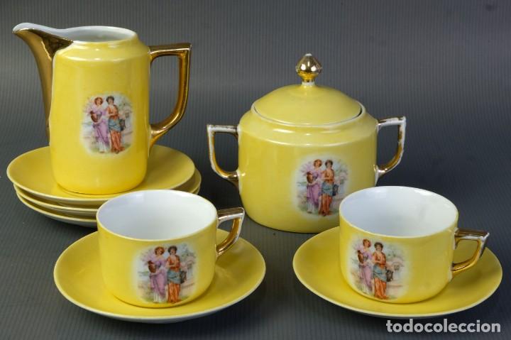 Antiguidades: Juego de cafe en porcelana con decoraci&oacute;n iluminada y dorada