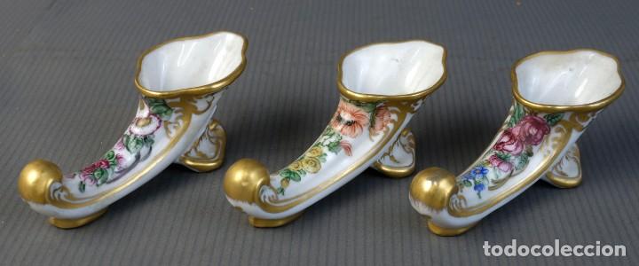 Antiguidades: 3 peque&ntilde;os zapatos en porcelana pintada y dorada H.Kissing 1957