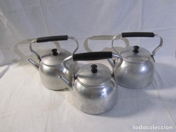 Antig&uuml;edades: 3 teteras cafeteras de aluminio grandes - Foto 2