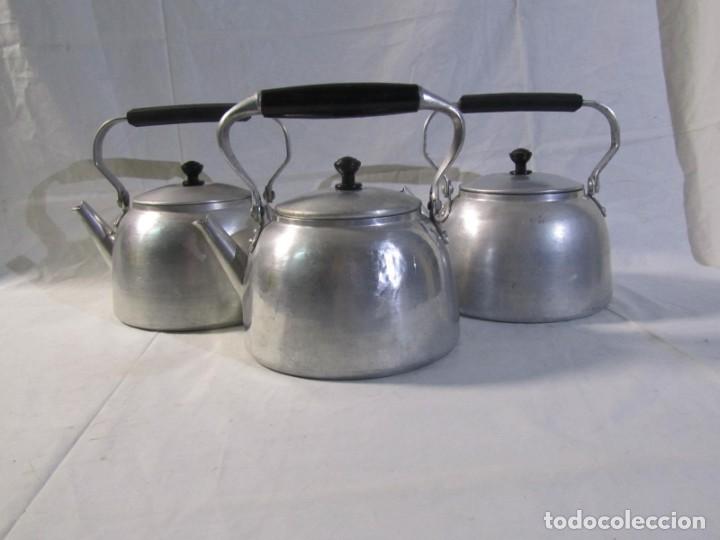 Antig&uuml;edades: 3 teteras cafeteras de aluminio grandes - Foto 3