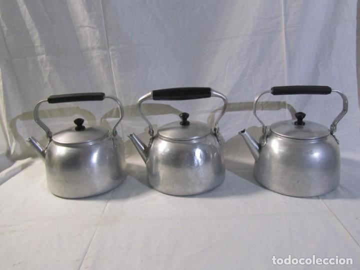Antig&uuml;edades: 3 teteras cafeteras de aluminio grandes - Foto 4