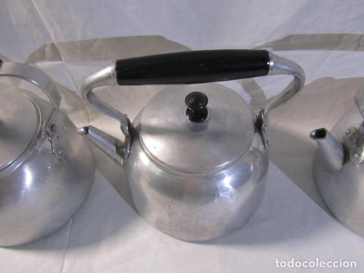 Antig&uuml;edades: 3 teteras cafeteras de aluminio grandes - Foto 6