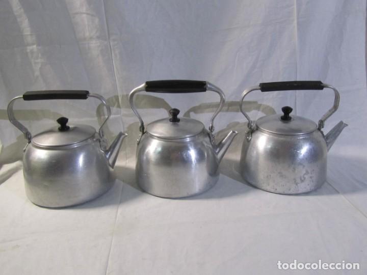 Antig&uuml;edades: 3 teteras cafeteras de aluminio grandes - Foto 8