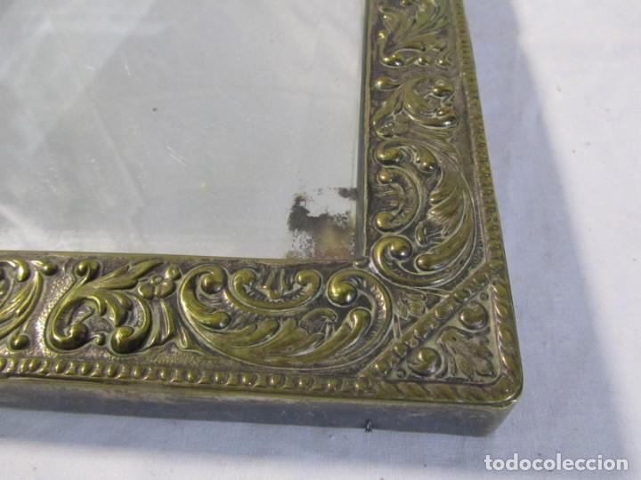 Antig&uuml;edades: Antiguo espejo biselado con marco de lat&oacute;n - Foto 4