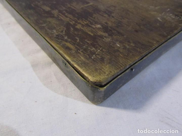 Antig&uuml;edades: Antiguo espejo biselado con marco de lat&oacute;n - Foto 9