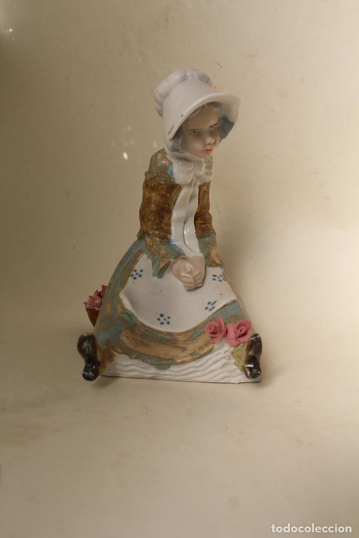 Antiques: PRECIOSA FIGURA EN PORCELANA. FIRMADA INGLES (VALENCIA). MUJER CON LAS MANOS JUNTAS