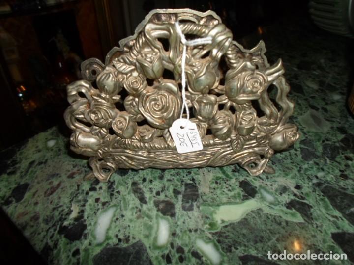 Oggetti Antichi: Antiguo servilletero porta papeles met&aacute;lico dibujo relieve calado rosas 11 cm. altura 16X4.5 cm.