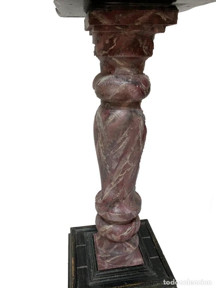 Antigüedades: Antigua columna marmolizada, ménsula, pedestal peana de madera. Siglo XVIII. 82 cm alto. - Foto 6 - 184268668