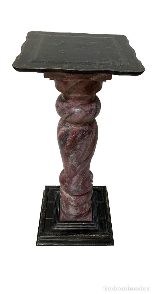 Antigüedades: Antigua columna marmolizada, ménsula, pedestal peana de madera. Siglo XVIII. 82 cm alto. - Foto 8 - 184268668