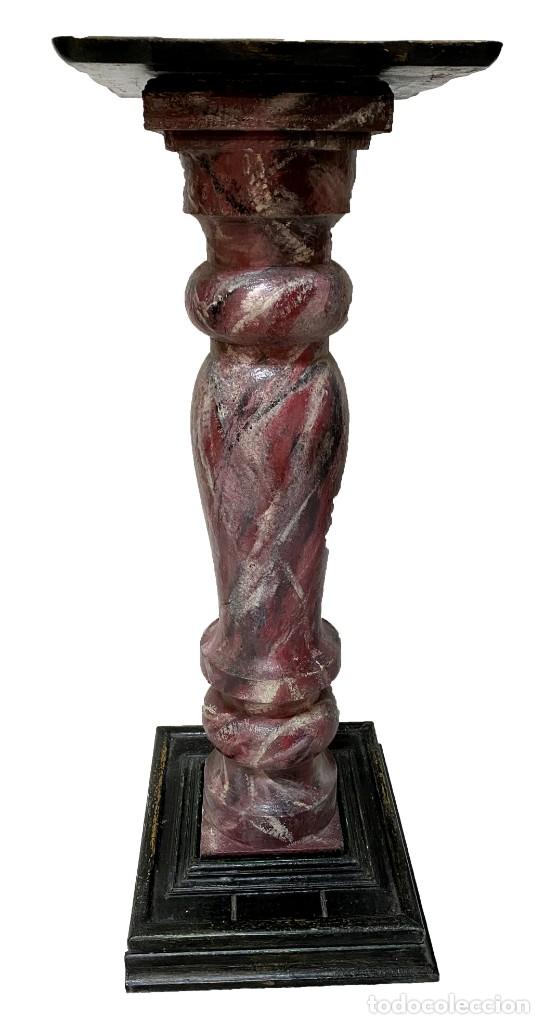 Antigüedades: Antigua columna marmolizada, ménsula, pedestal peana de madera. Siglo XVIII. 82 cm alto. - Foto 3 - 184268668