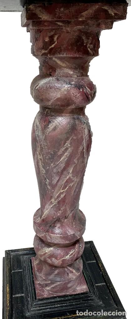 Antigüedades: Antigua columna marmolizada, ménsula, pedestal peana de madera. Siglo XVIII. 82 cm alto. - Foto 5 - 184268668