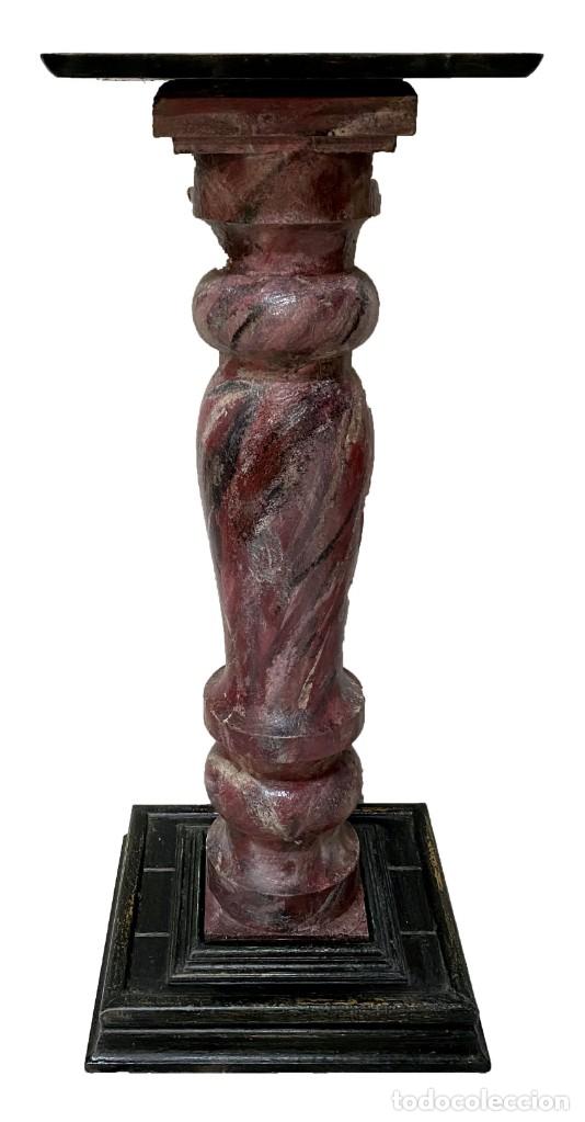 Antigüedades: Antigua columna marmolizada, ménsula, pedestal peana de madera. Siglo XVIII. 82 cm alto. - Foto 2 - 184268668