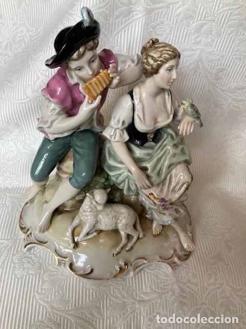 Antig&uuml;edades: Figura de porcelana pareja de pastores firma MS de Espa&ntilde;a